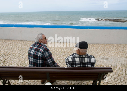 Zwei ältere Männer, Fischer, sitzen auf einer Bank, Blick aufs Meer, Ericeira, Portugal, Atlantik Stockfoto