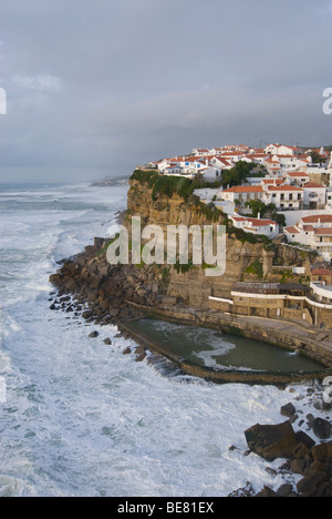 Stadt am Meer, do Azenhas Mar mit Blick auf das Meer, Atlantik, Costa de Lisboa, Lisbon District, Estremadura, Portugal, Stockfoto