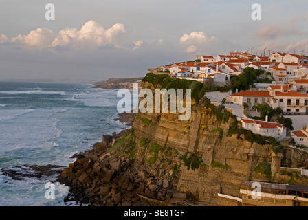 Dorf an der Küste mit steilen Klippen, Azenhas Do Mar, Azenhas Do Mar, Costa de Lisboa, Estremadura, Portugal Stockfoto