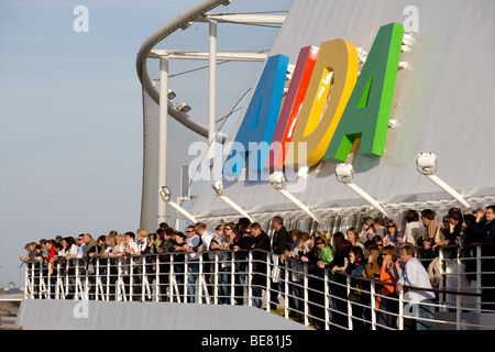 Passagiere stehen an der Reling Kreuzfahrt Schiff AidaDiva, Hamburg, Deutschland Stockfoto