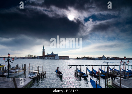 Kai am Markusplatz entfernt mit Gondeln und Blick auf die Insel San Giorgio Maggiore in Venedig, Italien, Europa Stockfoto