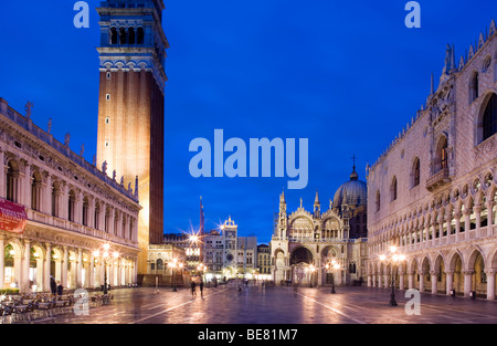 Markus Platz, Piazza San Marco, Biblioteca Marciana mit Campanile auf der linken Seite, Basilica di San Marco und der Palast des Dogen Stockfoto