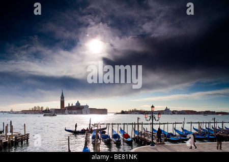 Kai am Markusplatz entfernt mit Gondeln und der Blick auf die Insel San Giorgio Maggiore in Venedig, Italien, Europa Stockfoto