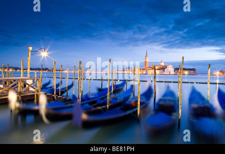 Kai am Markusplatz entfernt mit Gondeln und der Blick auf die Insel San Giorgio Maggiore in Venedig, Italien, Europa Stockfoto