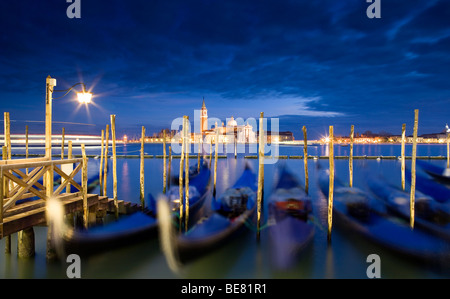 Kai am Markusplatz entfernt mit Gondeln und Blick auf die Insel San Giorgio Maggiore in Venedig, Italien, Europa Stockfoto