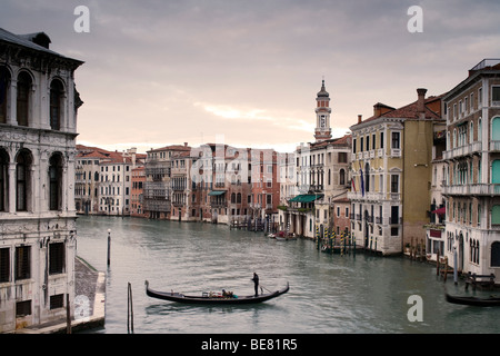 Blick über den Canal Grande mit Palazzo Camerlenghi auf der linken Seite, im Hintergrund Chiesasi San Giovanni Grisostomo, Venedig, Italien, Stockfoto