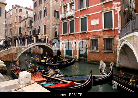 Gondeln auf der Ponte De La Cortesia, Campo Manin, Venedig, Italien, Europa Stockfoto