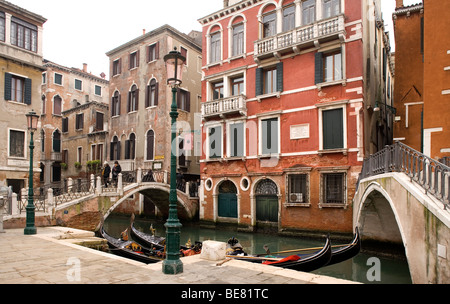 Gondeln auf der Ponte De La Cortesia, Campo Manin, Venedig, Italien, Europa Stockfoto