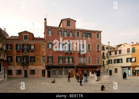 Straßenszene am Campo San Stin im Sestiere de San Polo, Venedig, Italien, Europa Stockfoto