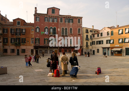 Straßenszene am Campo San Stin im Sestiere de San Polo, Venedig, Italien, Europa Stockfoto