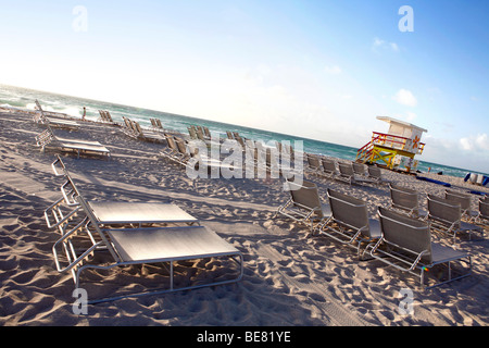 Liegestühle auf der verlassenen South Beach, Miami Beach, Florida, USA Stockfoto