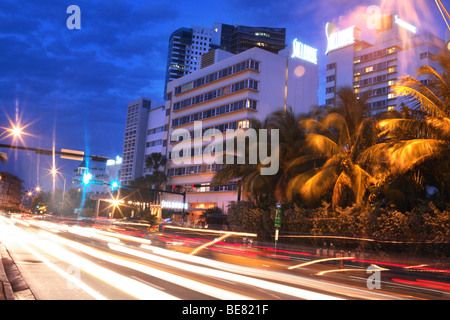 Collins Avenue bei Nacht, South Beach, Miami Beach, Florida, USA Stockfoto