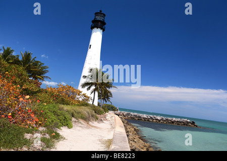 Cape Florida Lighthouse unter blauem Himmel, Bill Baggs State Park, Key Biscayne, Miami, Florida, USA Stockfoto