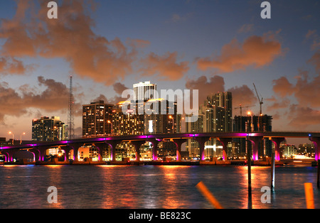 Die beleuchteten Hochhäuser im Stadtzentrum am Abend, Miami, Florida, USA Stockfoto