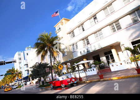 Gebäude am Ocean Drive unter blauem Himmel, South Beach, Miami Beach, Florida, USA Stockfoto