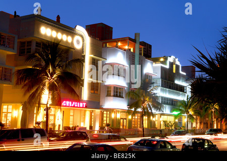 Beleuchtete Hotels am Ocean Drive bei Nacht, South Beach, Miami Beach, Florida, USA Stockfoto