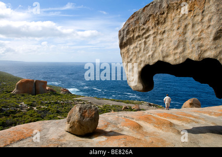 Ein Mann steht inmitten der Remarkable Rocks im Flinders Chase Nationalpark an der Küste, Kangaroo Island, South Australia, Austr Stockfoto