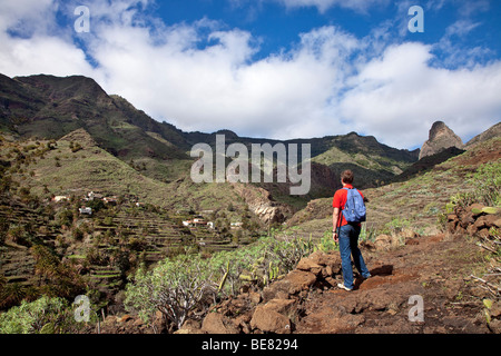 Wanderer in den Bergen betrachten, Roque de Agando, La Gomera, Kanarische Inseln, Spanien, Europa Stockfoto