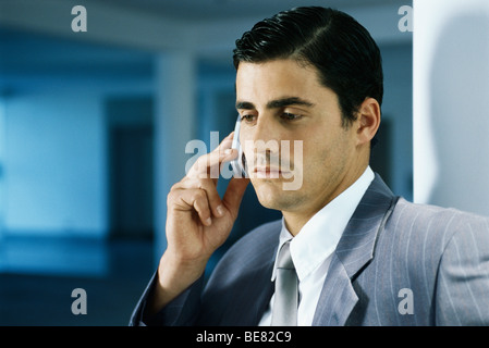 Geschäftsmann mit Handy, Porträt Stockfoto