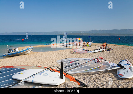 Windsurfbretter liegen am Strand im Sand, Goldenes Horn, Bol, Insel Brac, Dalmatien, Kroatien, Europa Stockfoto