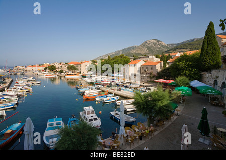 Boote bei Bol Hafen unter blauen Himmel, auf der Insel Brac, Dalmatien, Kroatien, Europa Stockfoto