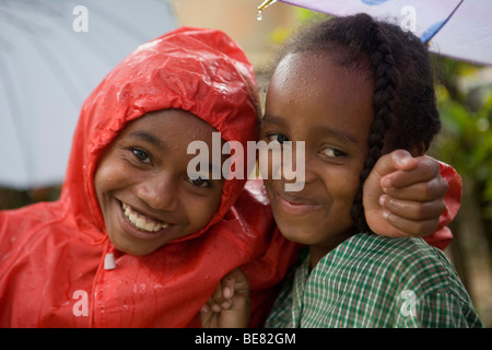 Glückliche Kinder in den Regen, Ambodifototra, Nosy St. Marie, Madagaskar, Afrika Stockfoto