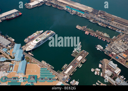 Luftaufnahme der Kreuzfahrtschiffe MS Hanseatic und MS Europa mit Waterfront, Cape Town, Western Cape, Südafrika, Afrika Stockfoto