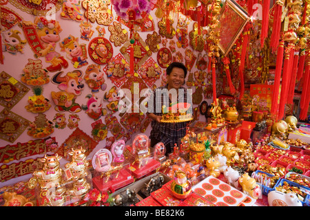 Bunte chinesische Neujahr Dekorationen zum Verkauf in Chinatown, Singapur Stockfoto