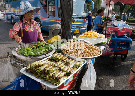 Frau, vorbereiten, Essen, Street Vendor Garküche, Bangkok, Thailand, Asien Stockfoto