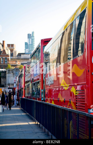 Ein Blick auf London Brücke. Linie der roten Busse und Reisebusse Stoßstange an Stoßstange im Nachmittag Verkehr. London. VEREINIGTES KÖNIGREICH. Stockfoto