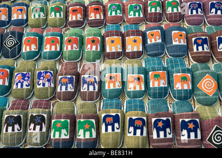 Handgefertigte Hausschuhe auf dem Display an einem Marktstand in Luang Prabang, Laos Stockfoto