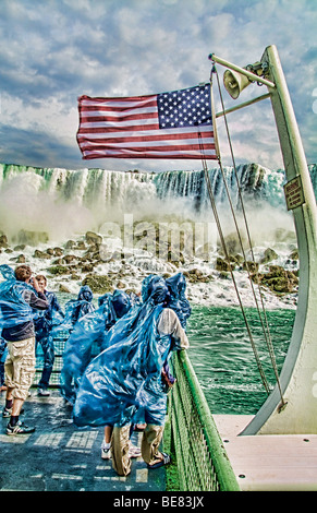 Touristen in den blauen Parks immer sehr nass im Wasser und Wind auf das Mädchen des Nebels Boot berühmten Niagara Falls Rainbow Falls NY Stockfoto