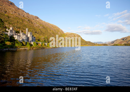 Kylemore Abbey am Ufer des Lough Kylemore Stockfoto