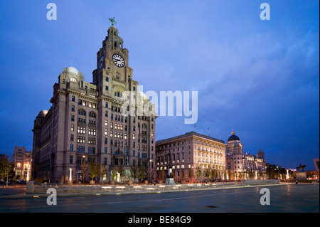 Die königlichen Leber, Cunard und Port of Liverpool Buildings in der Nacht (die drei Grazien), Pier Head, Liverpool, Merseyside, England Stockfoto