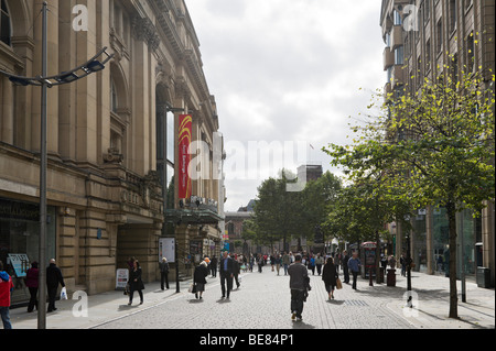 St Ann's Square mit der Royal Exchange Theatre auf der linken Seite, Manchester, England