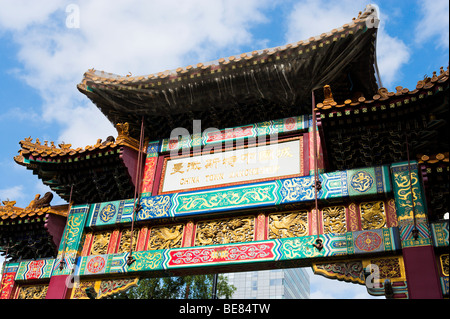 Chinesische Tor auf Faulkner Street in Chinatown, Manchester, England Stockfoto