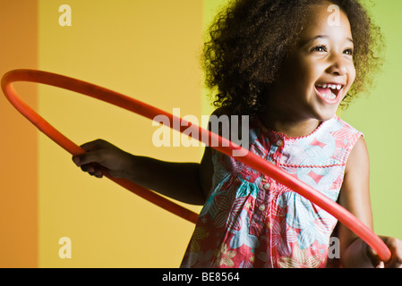 Mädchen spielen mit Kunststoff hoop Stockfoto