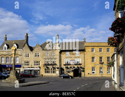 Altes Kreuz stand auf dem Marktplatz der Stadt Stow-on-the-Wold Cotswold Stockfoto