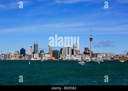 Blick auf den Hafen Waitemata dem Sky Tower und der Innenstadt von Auckland im Süden von Bayswater Wharf, North Shore, Auckland, Neuseeland Stockfoto