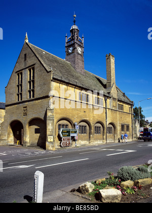 Die Sperrstunde Turm auf Redesdale Hall mit Blick auf die Stadt von Moreton-in-Marsh der High Street auf der Fosse Way Stockfoto