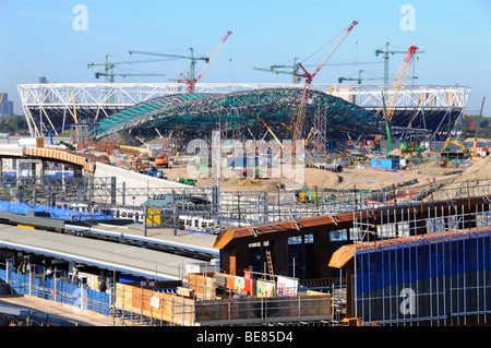 Olympischen Spiele in London 2012 Bauvorhaben gesehen jenseits der Bahn Bahnhof Stratford Stockfoto