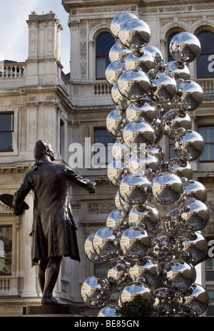 Anishs Baum und das Auge Skulptur und Staue von Sir Joshua Reynolds auf dem Vorplatz der Royal Academy London Stockfoto