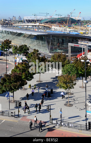 2012 Olympische Spiele in London Bau von Bauprojekten jenseits der Luftaufnahme von Stratford Bus und Bahnhof East London Newham England Großbritannien Stockfoto