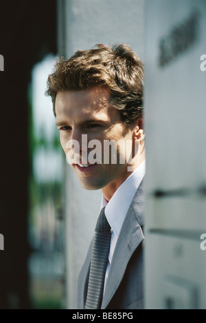 Geschäftsmann nachdenklich wegsehen, Porträt Stockfoto