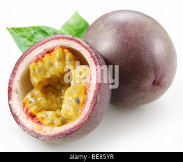 Passionsfrucht/Maracuja auf weißem Hintergrund Stockfoto