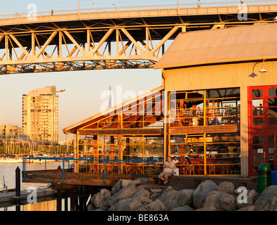 Blick auf Granville Island Markt Gebäude und Granville Bridge, False Creek und zentrale Vancouver, Kanada. Stockfoto