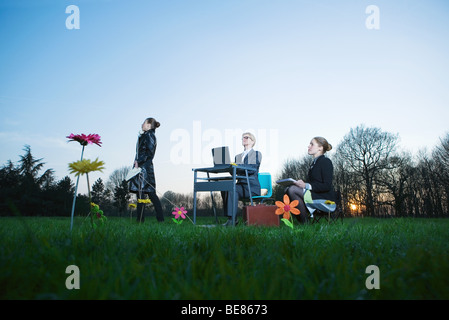 Frauen arbeiten in outdoor-Büro Szene Stockfoto