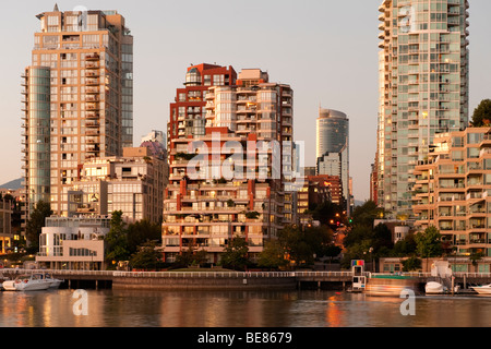 Blick auf False Creek und Wohnblocks, zentrale Vancouver, Kanada, von Granville Island. Stockfoto