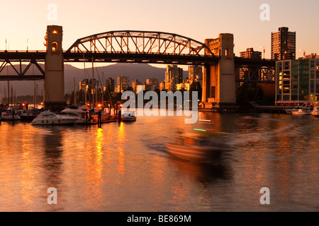 Blick auf False Creek und Burrard Bridge, von der Ganville Insel, Vancouver, Kanada.  Granville Island Fähre Ansätze in einer Unschärfe. Stockfoto