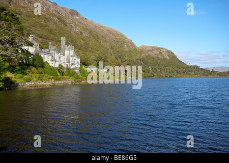 Kylemore Abbey am Ufer des Lough Kylemore Stockfoto